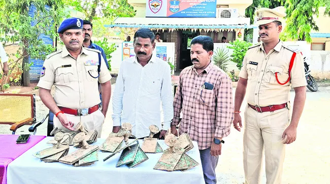 ఖబరస్థాన్లో బయటపడ్డ పురాతన శాసనాలు
