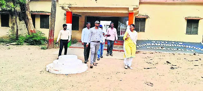 ఆశ్రమ పాఠశాలల్లో సమస్యలు పరిష్కరించాలి