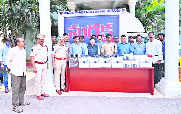 పోలీస్ శాఖకు రూ.కోటి విలువైన ఉపకరణాల వితరణ