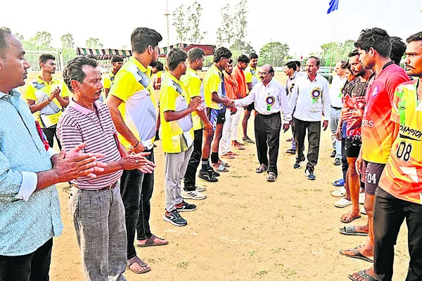 పోటీలతో క్రీడాకారుల మధ్య స్నేహభావం