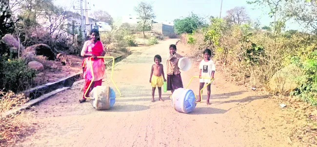 డ్రమ్ము నెట్టు.. నీరు పట్టు!