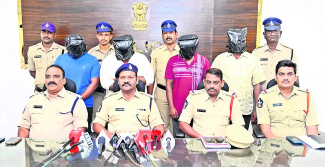 వ్యసనాలకు బానిసలై.. పోలీసుల అవతారమెత్తి..