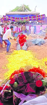 పాటెమ్మ తల్లి జాతరలో అగ్నిగుండ ప్రవేశం