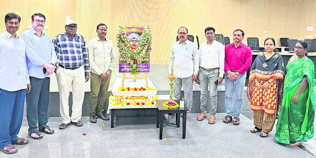 దొడ్డి కొమురయ్య స్ఫూర్తితో ముందుకెళ్లాలి