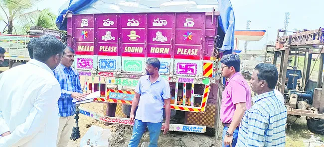 300 క్వింటాళ్ల రేషన్ బియ్యం సీజ్