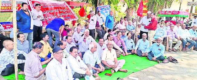 కేంద్రం వైఖరికి నిరసనగా ధర్నా