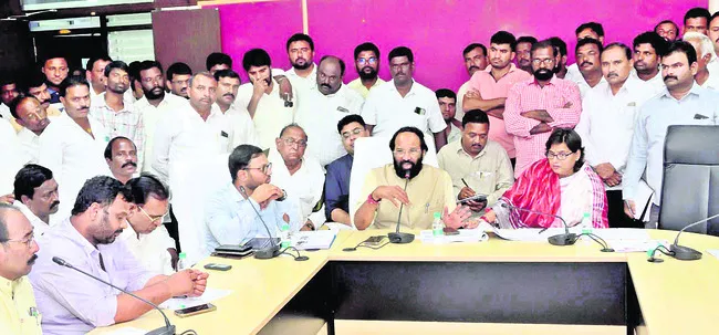 పెండింగ్ పనులు త్వరగా పూర్తిచేయాలి