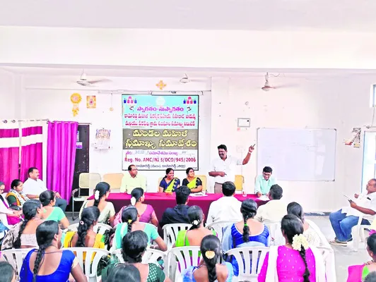 మహిళల చేతికి ధాన్యం కొనుగోలు కేంద్రాలు
