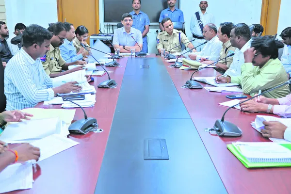 రోడ్డు భద్రతా నియమాలు పాటించాలి