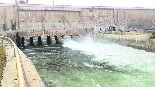 మొరాయిస్తున్న సాగర్ కుడికాలువ గేట్లు