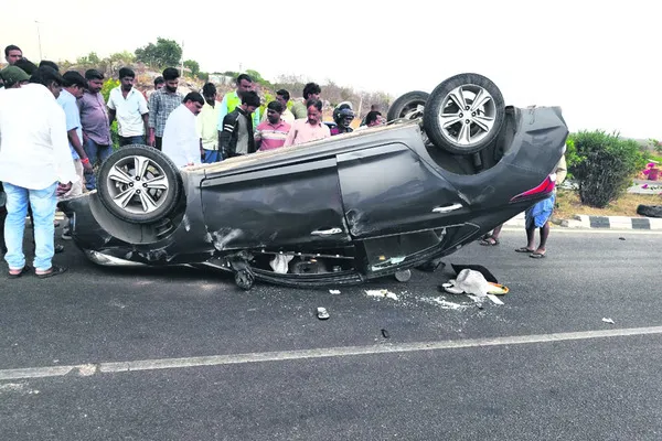 కారు బోల్తా.. పలువురికి స్వల్ప గాయాలు