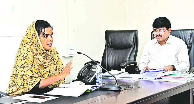 లక్ష్యాల మేరకు రుణాలివ్వాలి