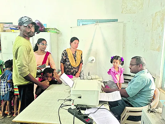 నాలుగు గంటలకే ఆధార్ సేవలు బంద్