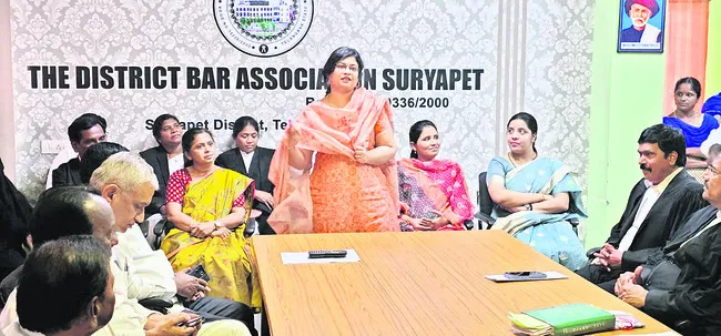 యువ న్యాయవాదులు వృత్తినైపుణ్యం సాధించాలి