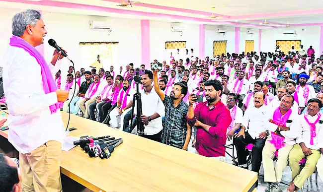అభివృద్ధి పనులంటూ అబద్ధపు ప్రచారం