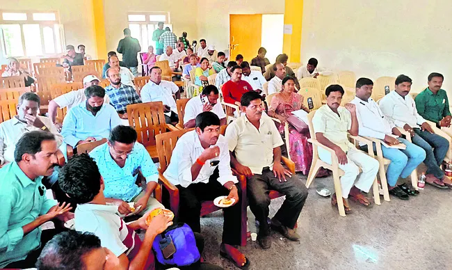 సభ్యులు లేకుండానే మండల సమావేశం