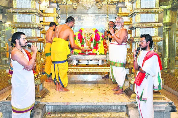 నేత్రపర్వంగా ఊంజల్ సేవోత్సవం