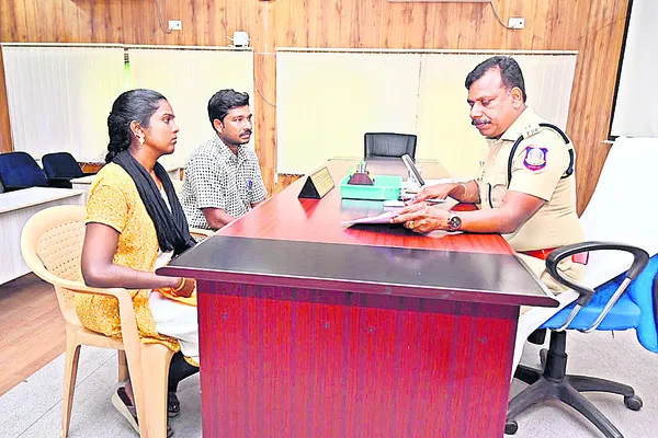 ప్రభుత్వ ఉద్యోగం పేరిట టోకరా!