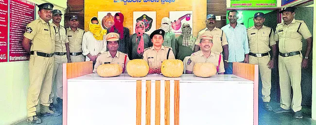 గజాయి తరలిస్తున్న ఐదుగురి అరెస్ట్