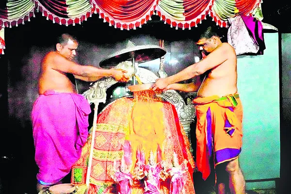 పెద్దమ్మతల్లికి పంచామృతాభిషేకం