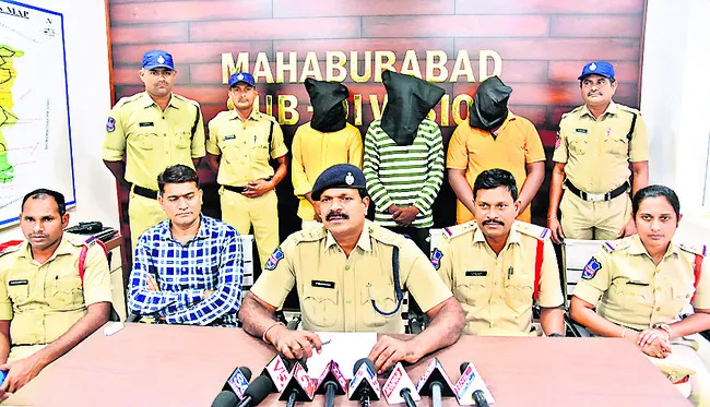హత్య కేసులో ముగ్గురి అరెస్ట్