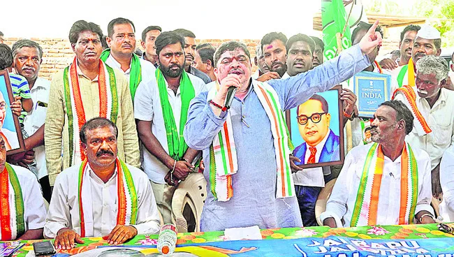 రాజ్యాంగాన్ని అపహాస్యం చేస్తున్న బీజేపీ