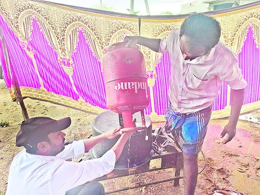 గ్యాస్‌ సిలిండర్‌లో నీళ్లు! 