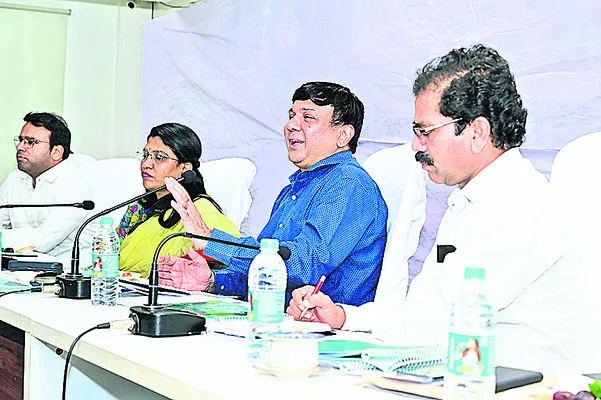 హోటళ్ల నిర్మాణాన్ని ప్రోత్సహించాలి