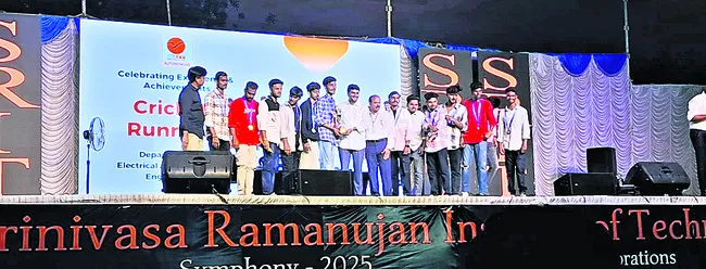 సాంకేతిక పరిజ్ఞానంతో పోటీ పడాలి