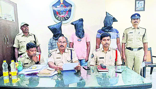 రెండు కేజీల గంజాయితో ముగ్గురు అరెస్టు