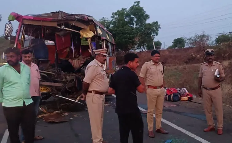 van rams into parked truck in Karnataka Kalaburagi