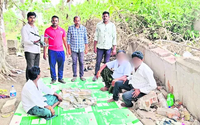 డ్రోన్ సాయంతో జూదరుల గుర్తింపు