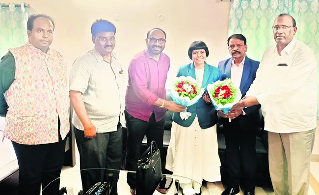 ● శుభలేఖలు పంచుతూ  రోడ్డు ప్రమాదంలో వరుడు మృతి ● అతడి తండ్రితో పాటు  మరో ఇద్దరికి గాయాలు 
