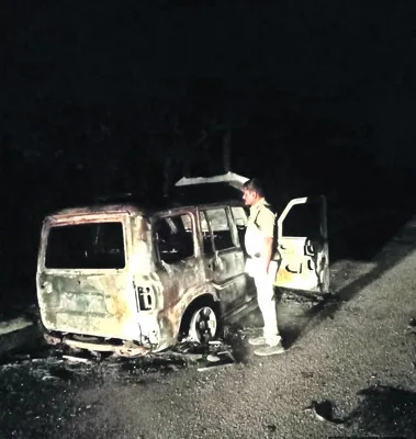 కారులో చెలరేగిన మంటలు