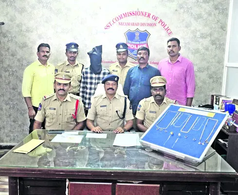 జల్సాలకు అలవాటుపడి చోరీలు