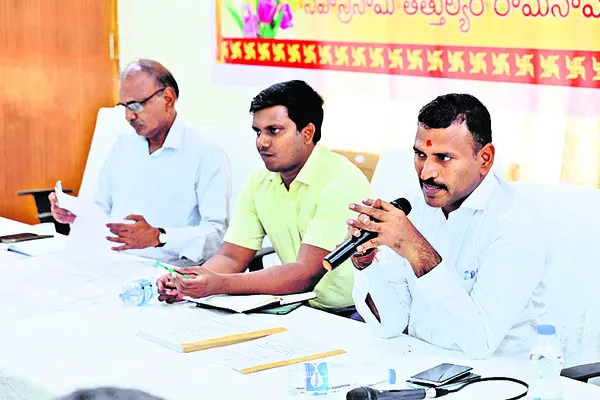 కల్యాణోత్సవంలో ప్రతి భక్తుడికి తలంబ్రాలు
