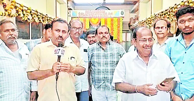 గీతామందిరం ఎదుట వైన్షాపు ఏర్పాట్లు దుర్మార్గం