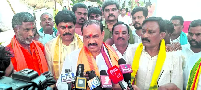 హెచ్సీయూపై మాట్లాడటం విడ్డూరం
