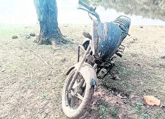 చేపలకు వల వస్తే.. బైక్ చిక్కింది