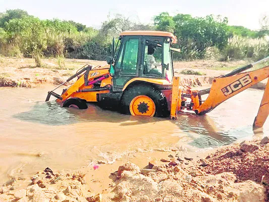 జిల్లాలో ఇష్టారాజ్యంగా సైఖతం