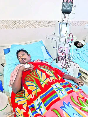 వైద్యం కోసం కిడ్నీ బాధితుడి పోరాటం