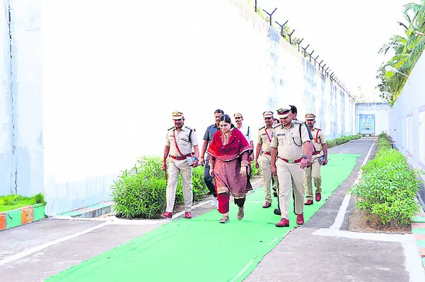 జిల్లా జైలులో జైళ్లశాఖ డీజీ తనిఖీ