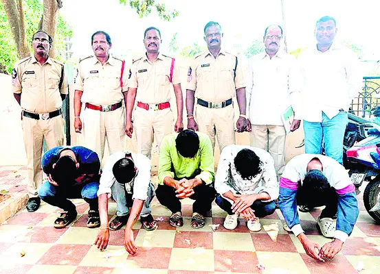 గంజాయితో ఐదుగురు అరెస్టు