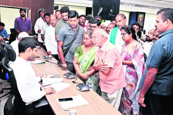 పెండింగ్ ఫిర్యాదులు పరిష్కరించండి