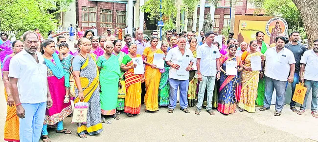ఇంటి పట్టాలు ఇవ్వాలని ఆందోళన