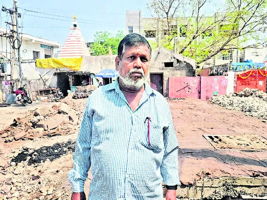 రోడ్డు వేసిన మరుసటి రోజే తవ్వారు