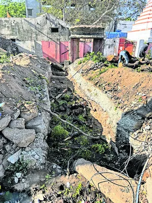 ఒకరి మెప్పు.. ప్రజలకు ముప్పు