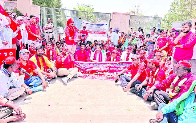 అండర్ పాస్ బ్రిడ్జి నిర్మించాలి