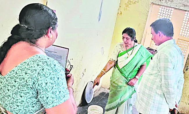 108 మందికి రెండే మరుగుదొడ్లా?