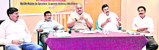 సంక్షోభం నుంచి ఆక్వా రంగాన్ని గట్టెక్కించండి